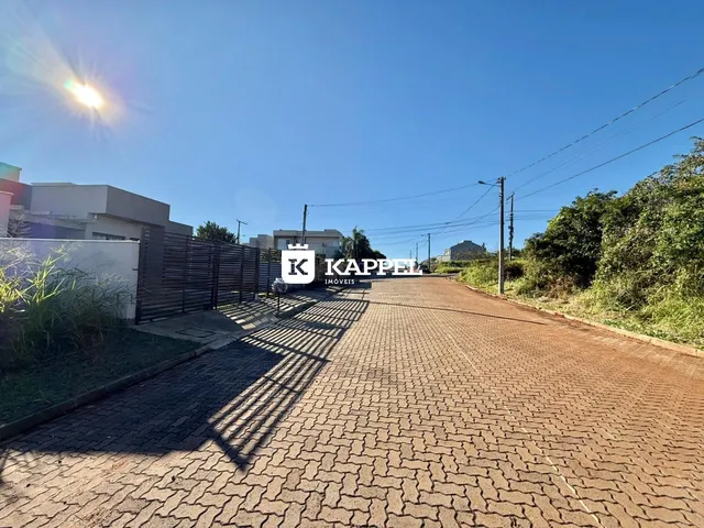 Vista externa da entrada da propriedade com um caminho pavimentado.