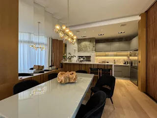 Interior de uma cozinha moderna com armários e iluminação de destaque.