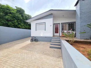 Vista da fachada de uma casa em Lajeado, Brasil.