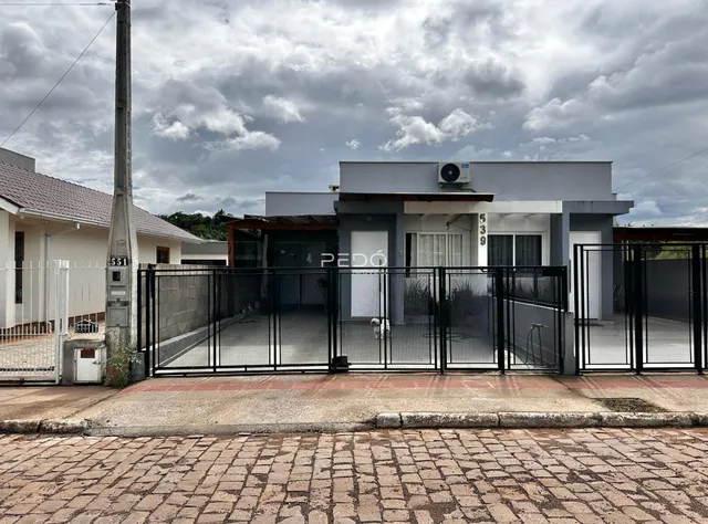 Fachada de uma residência em Lajeado, Brasil, com portão de ferro preta.