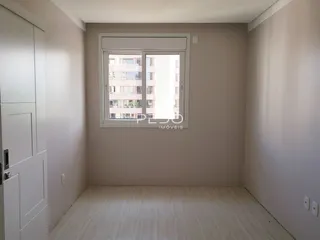 Ambiente interno de um cômodo com janela de vista para a cidade.