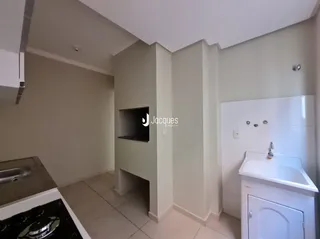 Foto de um corredor interno com paredes claras.