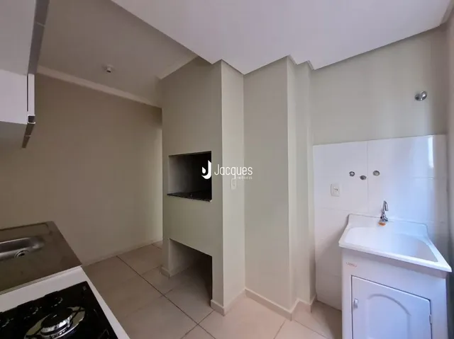 Foto de um corredor interno com paredes claras.