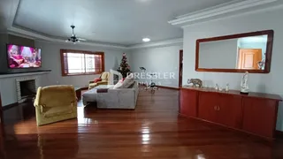 Sala de estar com piso de madeira polida e lareira.