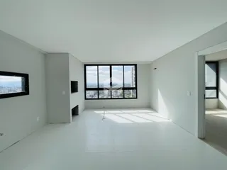 Ambiente interno de um imóvel com grande janela de vista para a cidade.