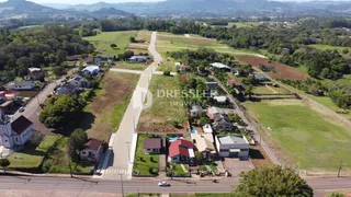 Vista aérea de uma propriedade rural em Lajeado, Brasil, cercada por áreas verdes.