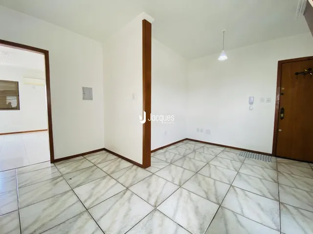 Interior de uma sala com piso de cerâmica clara.
