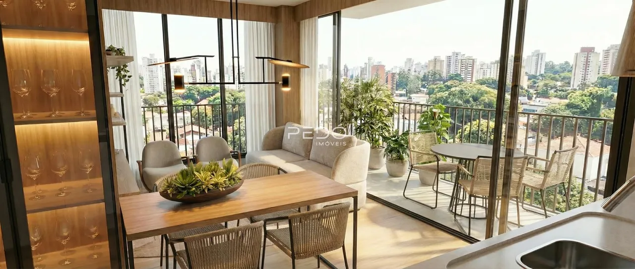 Sala de estar com vista para a paisagem urbana de Lajeado.