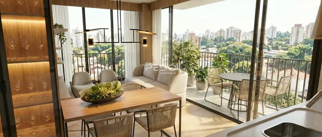 Sala de estar com vista para a paisagem urbana de Lajeado.