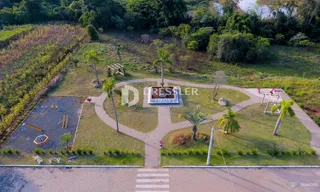 Vista aérea de um terreno com vegetação e áreas pavimentadas.