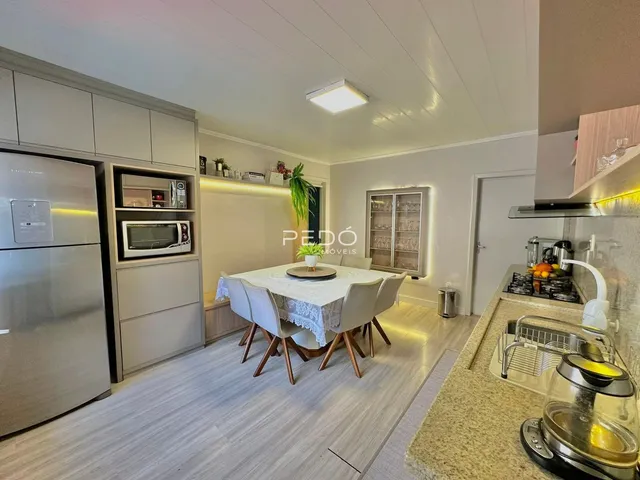 Sala de jantar e cozinha moderna em um imóvel no Brasil.