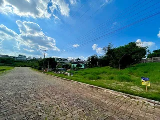 Vista da rua e jardim de uma propriedade em Lajeado.