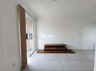 Ambiente interno com piso de cerâmica e porta de vidro.