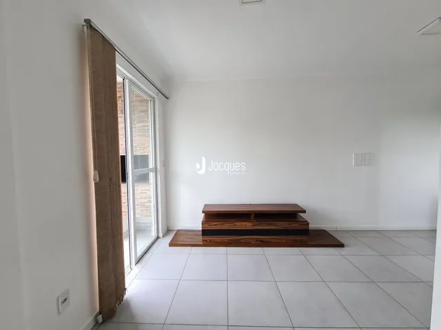Ambiente interno com piso de cerâmica e porta de vidro.