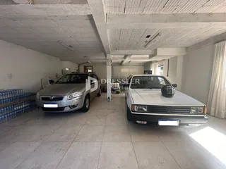 Foto de um espaço aberto com dois veículos estacionados.
