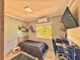 Quarto com cama e janela de vista para o jardim.