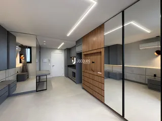 Sala de estar e cozinha moderna com armários cinzas e piso claro.