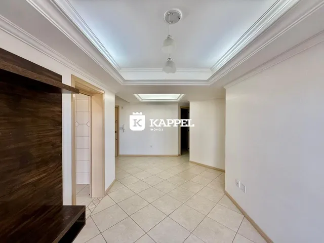 Sala de estar com piso de cerâmica e forro de gesso.