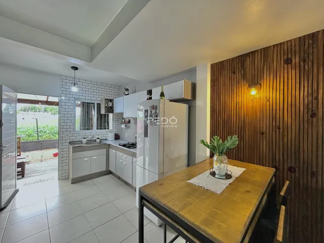 Interior de uma cozinha e sala de estar em um imóvel no Brasil.