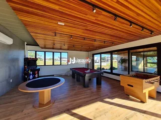 Sala de estar com piso de madeira e teto de madeira.