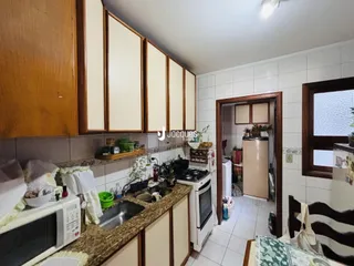 Foto de uma cozinha com armários e bancada em um imóvel no Brasil.