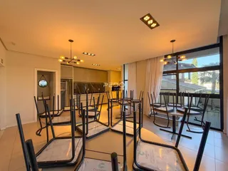 Ambiente interno de uma sala com mesa e cadeiras em um imóvel.