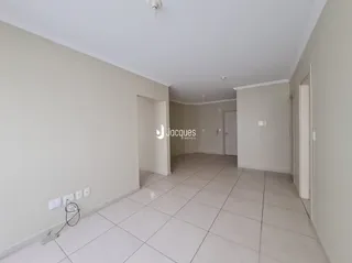 Vista de um corredor interno de uma propriedade.