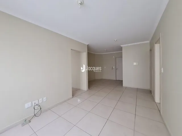 Vista de um corredor interno de uma propriedade.
