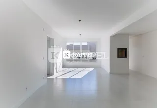 Hall de entrada com paredes brancas e piso claro.