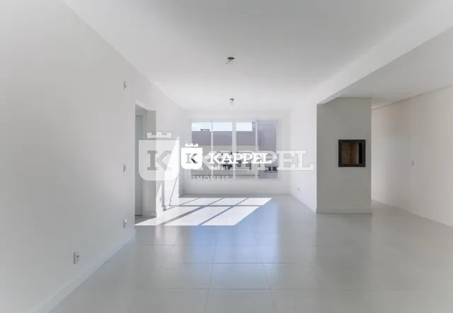 Hall de entrada com paredes brancas e piso claro.