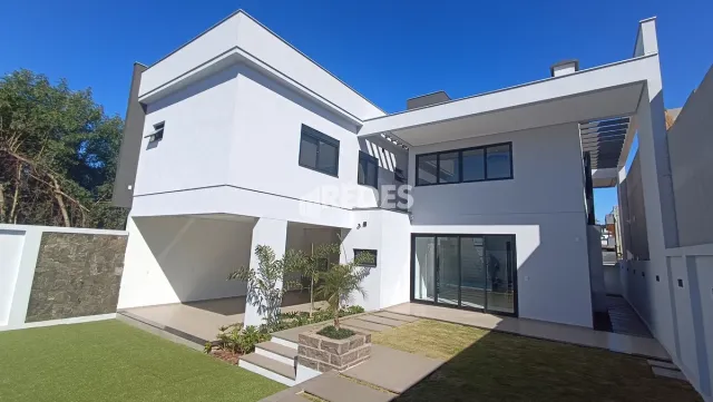Fachada moderna de uma residência em Lajeado, Brasil.