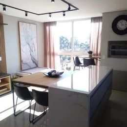 Cozinha moderna com ilha e grande janela de vista.