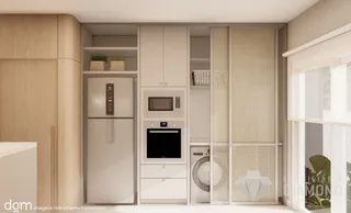 Interior de uma cozinha moderna com armários e eletrodomésticos em madeira clara.