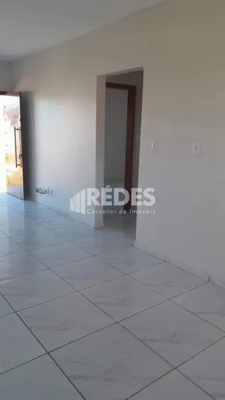 Hall da propriedade com piso de cerâmica claro.