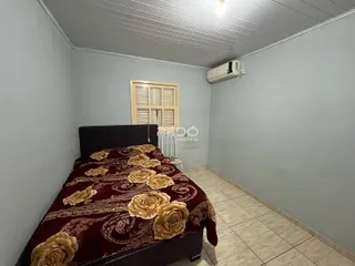 Foto de um quarto com cama e janela em uma residência.