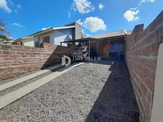 Fachada de uma residência com muro de tijolos em Lajeado.