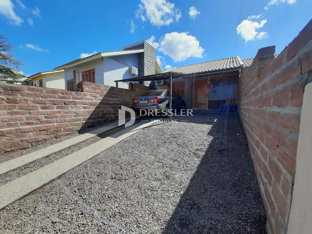 Fachada de uma residência com muro de tijolos em Lajeado.