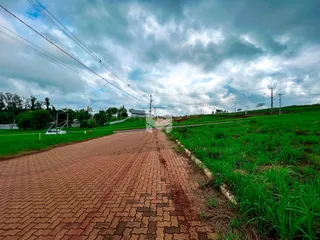 Vista da propriedade com estrada e vegetação ao redor.
