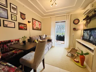 Sala de estar com decoração de parede e móveis.