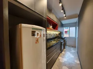 Vista da cozinha e corredor de uma propriedade em Lajeado, Brasil.