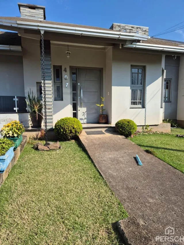 Foto da fachada de uma casa residencial em Lajeado, Brasil, com jardim frontal.