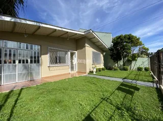 Fachada de uma residência em Lajeado, Brasil, com gramado.