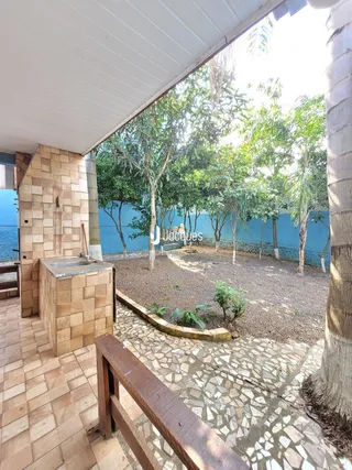 Vista de um pátio com jardim e árvores em Lajeado, Brasil.