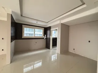 Sala de estar com piso de cerâmica e paredes claras.