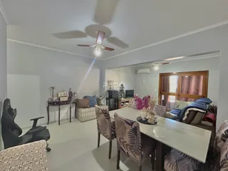 Sala de estar com móveis e decoração em um imóvel no Brasil.