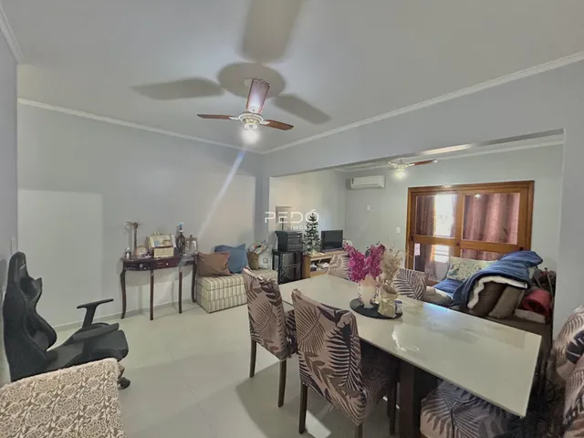 Sala de estar com móveis e decoração em um imóvel no Brasil.