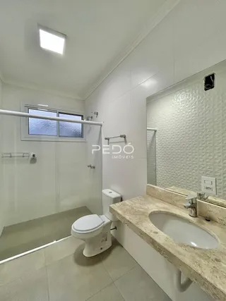 Banheiro com pia e vaso sanitário.