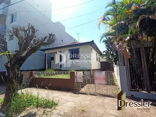 Fachada de uma residência em Lajeado, Brasil, com vegetação no primeiro plano.