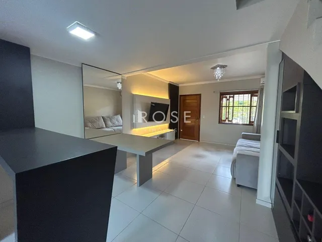 Ambiente moderno com piso de cerâmica claro e iluminação clara.