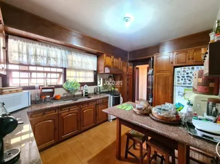 Uma sala com armários de madeira e piso de madeira.